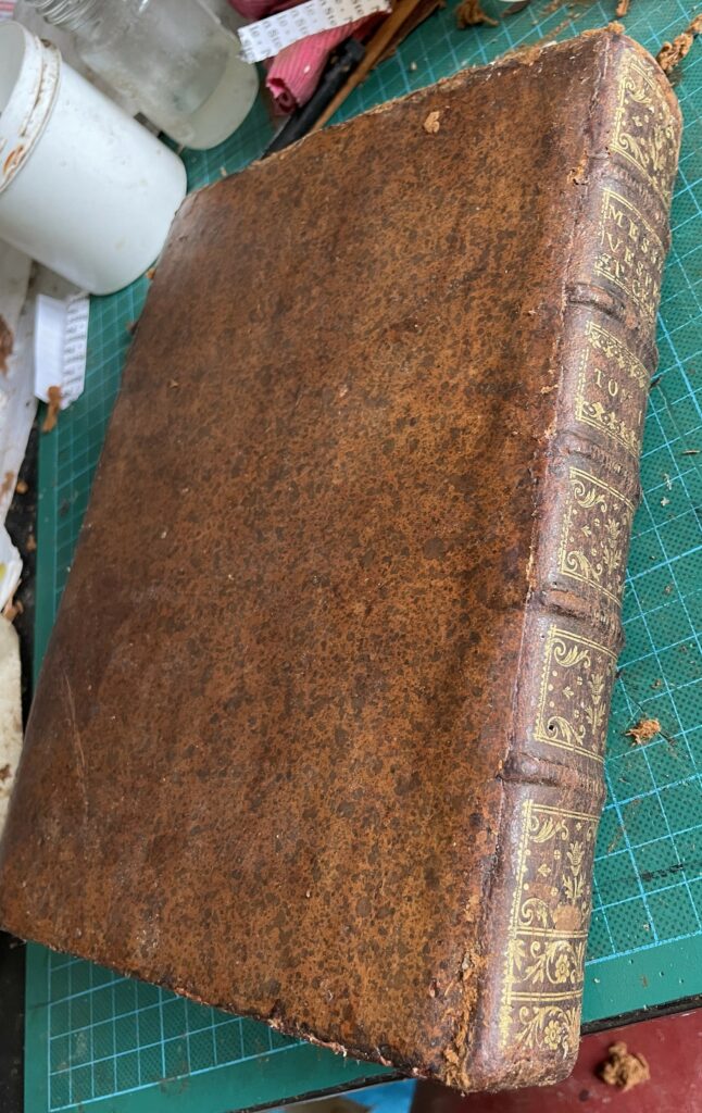 Utilisation de cuir ancien pour reconstituer la reliure d'origine