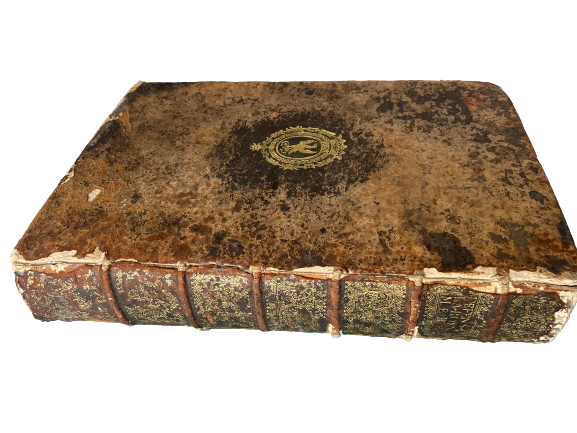 Reliure du 18 ème siècle en cuir avant la restauration. Les coins, coiffes et mors sont à réparer