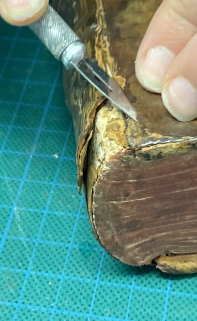 Incision au scalpel dans le cuir ancien