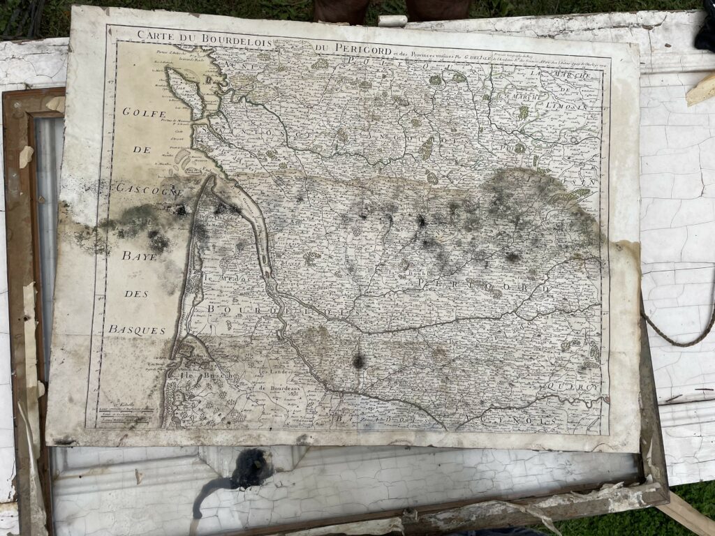 Cette carte ancienne a subi un important dégât des eaux. Développement de moisissures