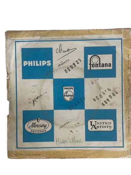 Cette ancienne et rare pochette de vinyle présente d'importantes traces de ruban adhésif (scotch), des écritures au stylo feutre et au stylo bic, des traces de tampons à l'encre, des manques de papier