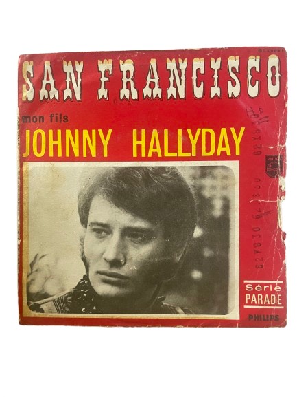 Cette rare et ancienne pochette de vinyle, présente des manques, des déchirures, traces de ruban adhésif, des épidermures et des tampons à l'encre
